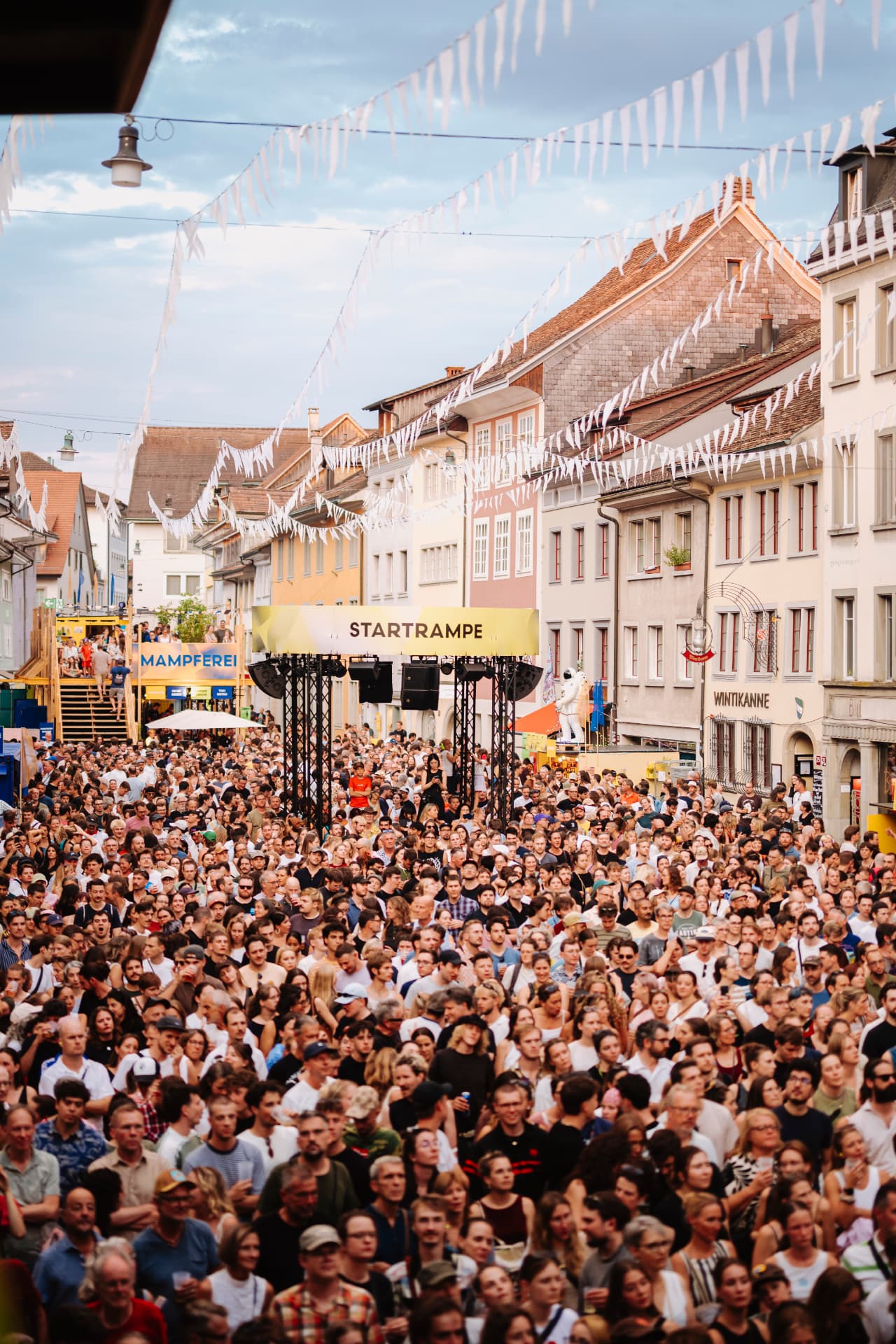 Festivalgelände in der Winterthurer Altstadt mit grossem Publikum