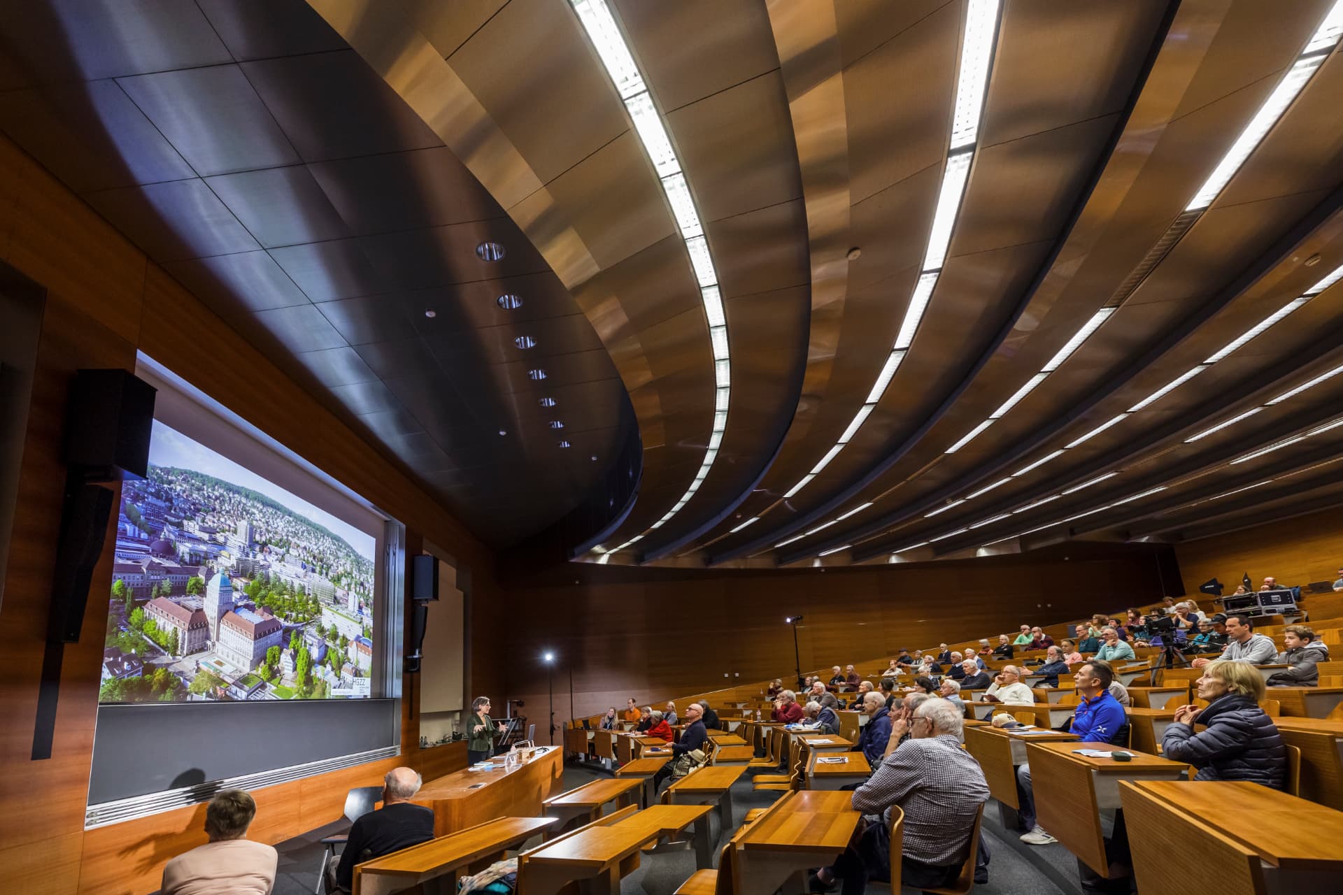 Public ETH lecture in a full auditorium