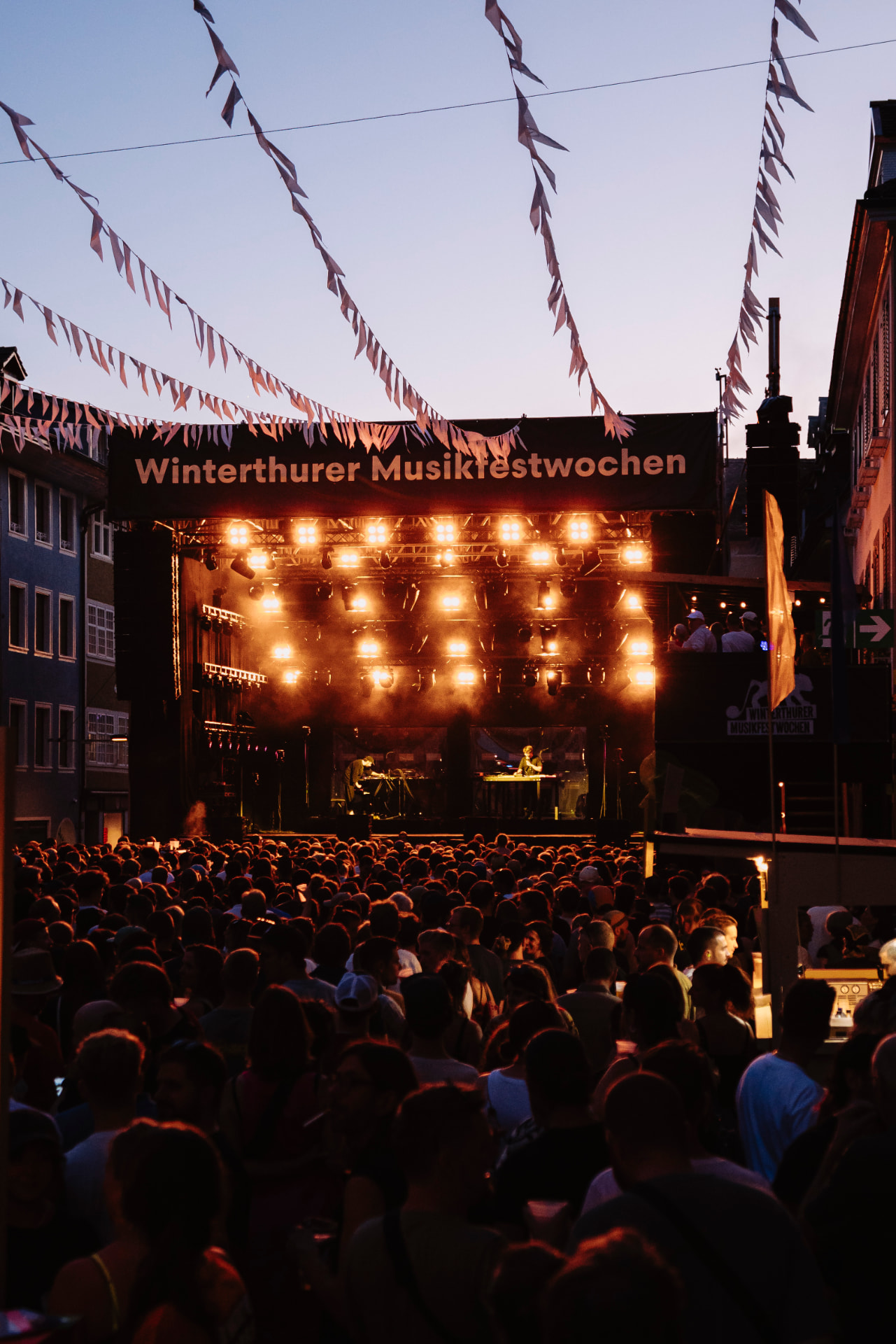 Beleuchtete Hauptbühne der Winterthurer Musikfestwochen mit grossem Publikum